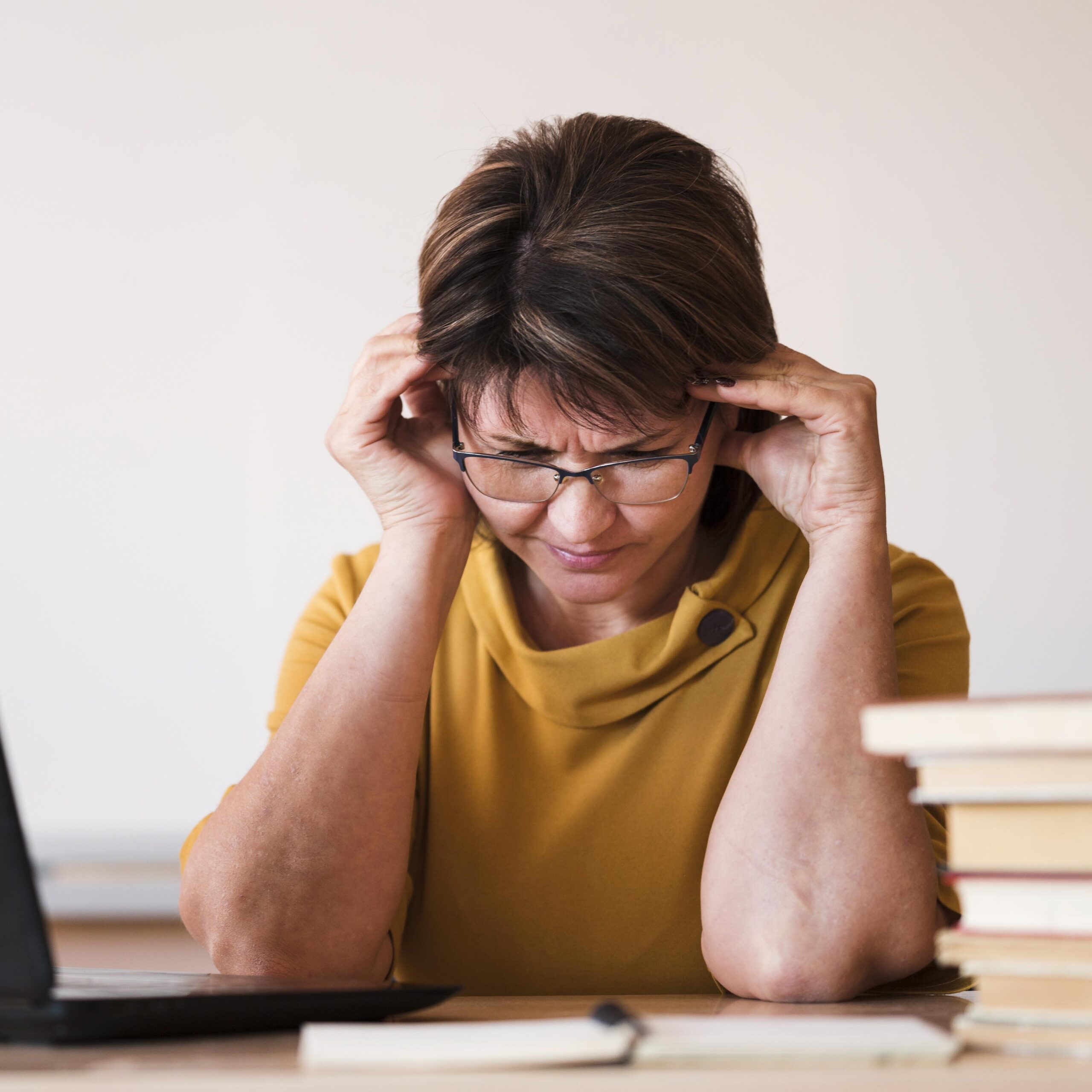 mulher estressada no trabalho