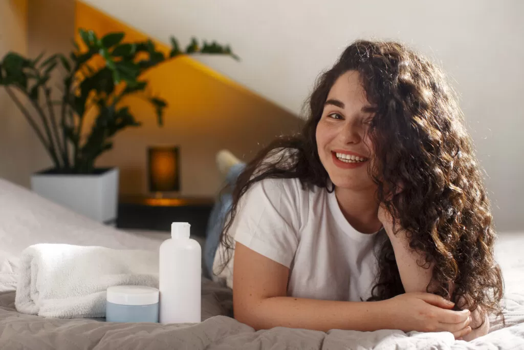 mulher jovem mostrando rotina capilar dos cachos